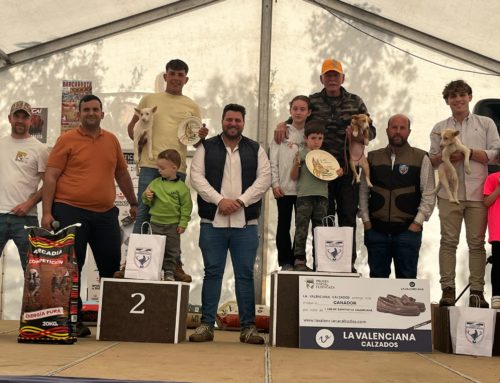 Eustaquio Redondo con su podenca Karina campeones de Extremadura en la VI Copa de Cachorros de Podencos en Recinto Cerrado